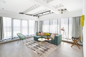 a living room with a couch and a table at Riva Mamaia Beach Apart Hotel in Mamaia