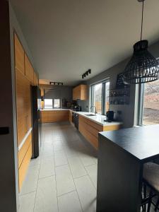una gran cocina con una isla en el medio en AK-Lux201, en Akureyri