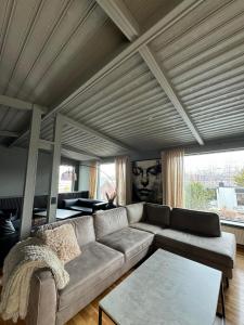 Posezení v ubytování LL Properties - L19 Spacious Boutique Apartment