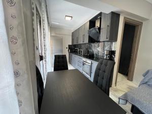 Кухня или мини-кухня в Luxury Apartment Agia Triada
