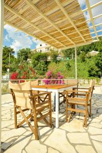 A balcony or terrace at Rosa's Beach Studios