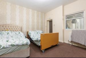 Gallery image of 7 Bedroom Terraced house in Oldham in Oldham