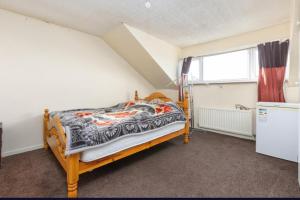 Postel nebo postele na pokoji v ubytování 7 Bedroom Terraced house in Oldham