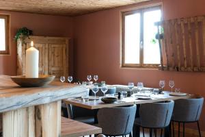 een eetkamer met een tafel met wijnglazen bij Le Charmagit in La Roche-sur-Foron