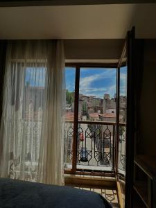 イスタンブールにあるTaksim Next Hotelのベッドルーム1室(市街の景色を望む窓付)