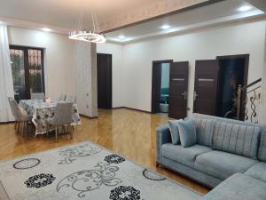 Baku Red Villa في باكو: غرفة معيشة مع أريكة وطاولة