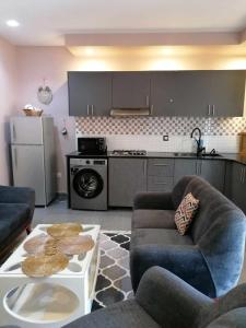 een keuken met een bank en een tafel in de woonkamer bij Appartement meublée f3 in Alger