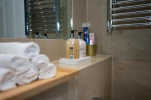 een badkamer met een plank met handdoeken en een spiegel bij Cosy Central London Flat - Covent Garden - Oxford Street in Londen +20 foto's