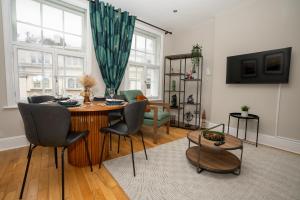 een woonkamer met een tafel en stoelen bij Cosy Central London Flat - Covent Garden - Oxford Street in Londen