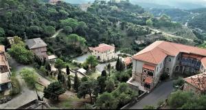 uma vista aérea de uma cidade com casas e árvores em Borgo Ingurtosu em Ingurtosu