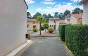 an empty driveway in a house with a palm tree at 2 Bedroom Beautiful Home In Les Mathes in Les Mathes