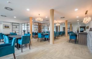 een eetkamer met blauwe stoelen en tafels bij Stunning Apartment In Siena With Kitchen in Siena