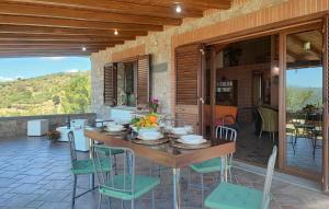 Une table et des chaises en bois sont disponibles sur la terrasse. dans l'établissement Gorgeous Home In Graniti With Wifi, à Graniti