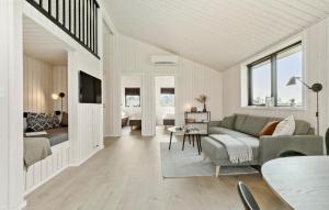 - un salon avec un canapé et une table dans l'établissement 3 Bedroom Beautiful Home In Grenaa, à Brøndstrup