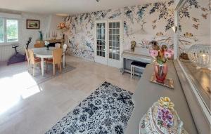 Χώρος καθιστικού στο Gorgeous Apartment In Concarneau