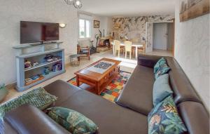 - un salon avec un canapé et une télévision dans l'établissement Stunning Apartment In Concarneau With 3 Bedrooms And Wifi, à Concarneau