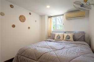 un dormitorio con una cama y una ventana en Amazing Seaview Apartment, en Ko Lanta 6 fotos más