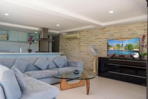 Una sala de estar con un sofá y un piano. en Amazing Seaview Apartment, en Ko Lanta