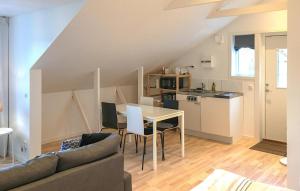 sala de estar y cocina con mesa y sillas en Gorgeous Apartment In Hammar With Kitchen, en Hammarö