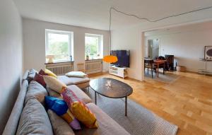 salon z kanapą i stołem w obiekcie Awesome Home In Limhamn With Kitchen w Malmö