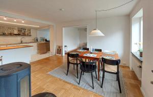 cocina y comedor con mesa y sillas en Awesome Home In Limhamn With Kitchen en Malmö