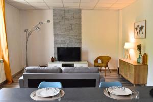 sala de estar con sofá y TV en Appartement 3 pièces très lumineux, en Saint-Vallier