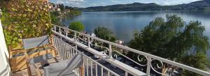 d'un balcon avec vue sur une étendue d'eau. dans l'établissement CL μπροστά στην λιμνη, à Kastoria