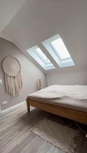 a bedroom with a bed with a ceiling with skylights at Ferienhaus im Grünen in der Nähe von Berlin in Bernau bei Berlin