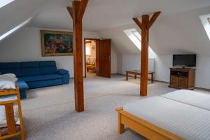 1 dormitorio con sofá azul y sofá azul en Chalupa na Krakovci u Rakovníka 