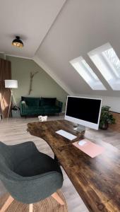 a computer monitor sitting on a desk in a living room at Ferienhaus im Grünen in der Nähe von Berlin in Bernau bei Berlin