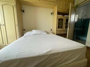 1 dormitorio con 1 cama blanca grande. en BASTIA BIGUGLIA Votre VILLA A 10 Mn de la plage du Lido de La Marana, en Biguglia