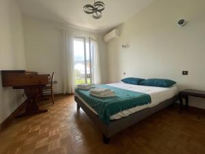 1 dormitorio con cama y piano en BASTIA BIGUGLIA Votre VILLA A 10 Mn de la plage du Lido de La Marana, en Biguglia