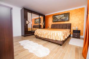 a bedroom with a bed in a room at Casa de pe colt in Alba Iulia