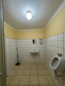 Vonios kambarys apgyvendinimo įstaigoje Ramblers Self-Catering Hostel (No Aircon/No TV/No Pool)