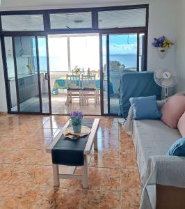 Posezení v ubytování Wonderful sea view apartment in Puerto del Carmen