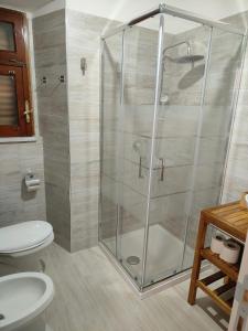 een douchecabine in een badkamer met een toilet bij Holiday house Chiara in Giardini Naxos