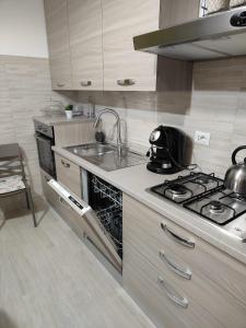 een keuken met een kookplaat en een wastafel bij Holiday house Chiara in Giardini Naxos