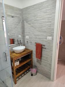 een badkamer met een wastafel en een douche bij Holiday house Chiara in Giardini Naxos