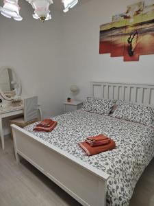 een slaapkamer met een bed, een bureau en een spiegel bij Holiday house Chiara in Giardini Naxos