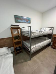 Двухъярусная кровать или двухъярусные кровати в номере Cozy room next to el prat airport