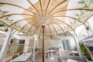 Escondite de Noah Grupo labreña في لوس كانيوس دي ميكا: مطعم بسقف كبير وبه طاولات وكراسي