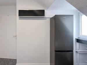een keuken met een koelkast en een magnetron bij T&K Apartments - Krefeld Zentrum - 1 and 2 room Apartment 20min to Fair DUS in Krefeld