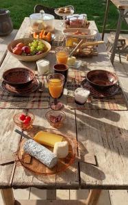 einen Picknicktisch mit Speisen und Getränken darauf in der Unterkunft Maisons 322 - La Secrète in Le Bois-Plage-en-Ré