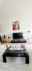 A television and/or entertainment centre at Private room only in apartment at Herttoniemi