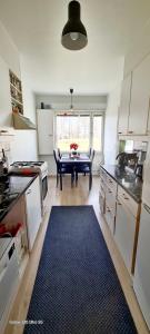 cocina con mesa y alfombra azul en Private room only in apartment at Herttoniemi en Helsinki