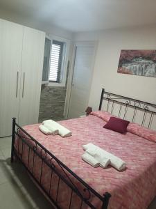 um quarto com uma cama com duas toalhas em Sereno relax em Scicli