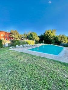 a swimming pool in the middle of a yard at Borgo di Libbiano in Libbiano