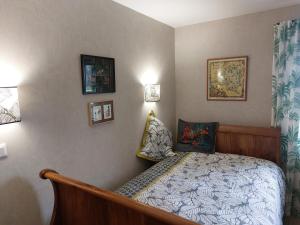ein Schlafzimmer mit einem Bett in einem Zimmer in der Unterkunft maison caroline bairon in Le Chesne
