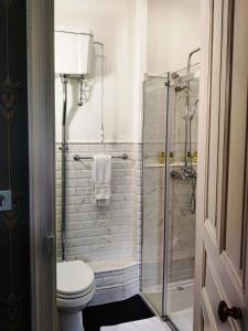 een badkamer met een toilet en een glazen douche bij VALLÉE 1900 in Torfou