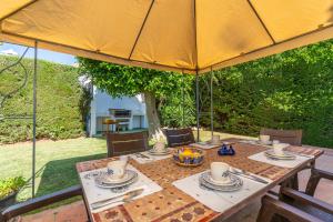 einen Tisch mit einem Sonnenschirm auf einer Terrasse in der Unterkunft Casa El Maizal in Marbella
